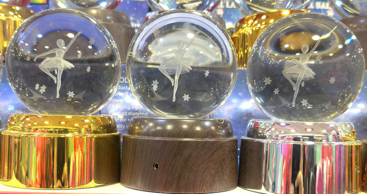 گوی کریستال چرخان
