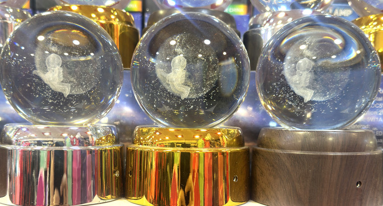 گوی کریستال چرخان