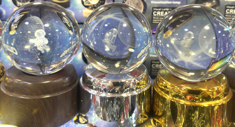 گوی کریستال چرخان